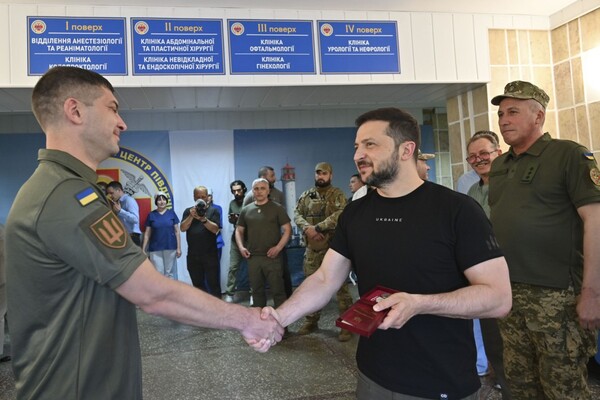 Зеленский в Одессе вручил награды военным и медикам, а также посетил госпиталь  фото 10
