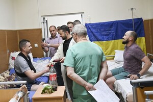 Зеленский в Одессе вручил награды военным и медикам, а также посетил госпиталь  фото 11