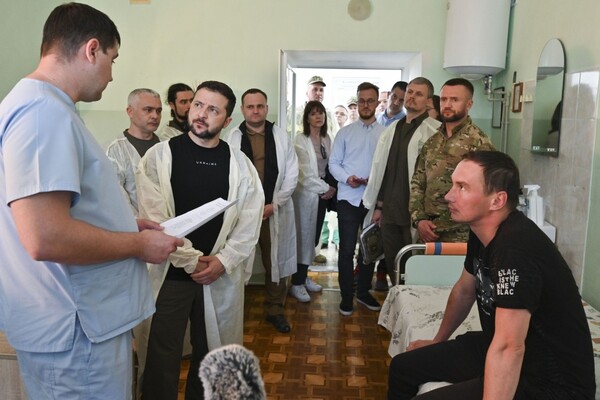 Зеленський в Одесі вручив нагороди військовим та медикам, а також відвідав госпіталь фото 12