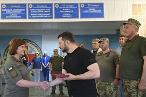 Зеленский в Одессе вручил награды военным и медикам, а также посетил госпиталь  фото 15