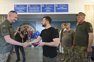 Зеленський в Одесі вручив нагороди військовим та медикам, а також відвідав госпіталь фото 16
