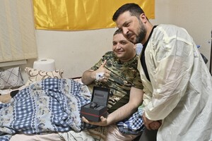 Зеленський в Одесі вручив нагороди військовим та медикам, а також відвідав госпіталь фото 17
