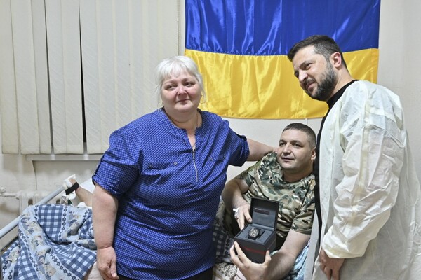Зеленський в Одесі вручив нагороди військовим та медикам, а також відвідав госпіталь фото 18