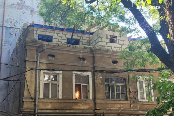 В центре Одессы сносят незаконный этаж  фото 2