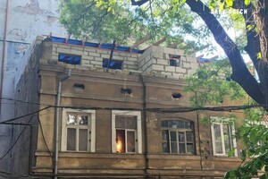 В центре Одессы сносят незаконный этаж  фото 2