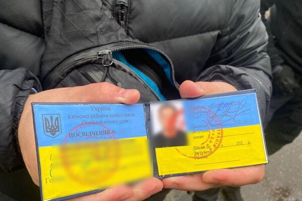Вимагав хабар за збереження незаконного паркану: в Одесі співробітник райадміністрації спіймався на корупції фото