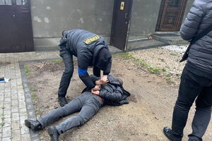 Вимагав хабар за збереження незаконного паркану: в Одесі співробітник райадміністрації спіймався на корупції фото 1