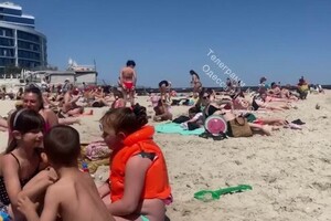 В ОВА говорят, что пока рано говорить об открытии пляжного сезона в Одессе, но на пляжах аншлаг фото 1