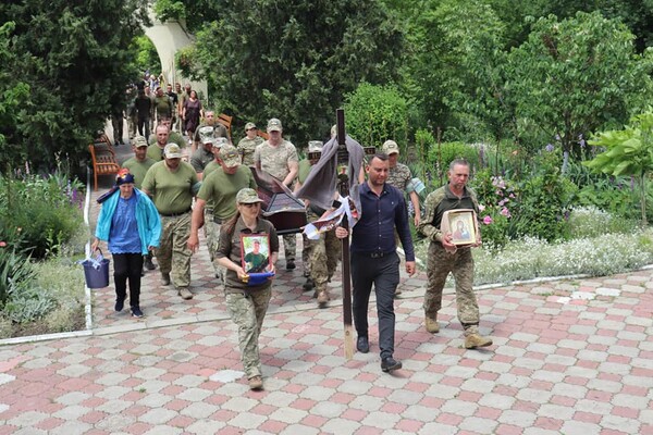 В Одесской области попрощались с погибшим защитником Василием Пелеваном фото 13
