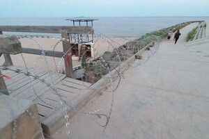 Одесские пляжи укрепляют колючей проволокой для препятствия прохода к морю фото