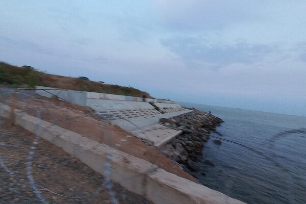 Одесские пляжи укрепляют колючей проволокой для препятствия прохода к морю фото 1