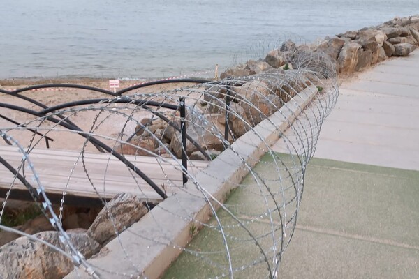 Одесские пляжи укрепляют колючей проволокой для препятствия прохода к морю фото 2