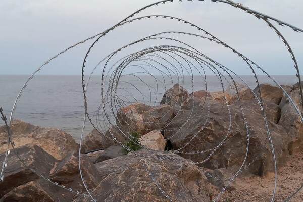 Одесские пляжи укрепляют колючей проволокой для препятствия прохода к морю фото 3