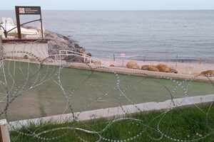 Одесские пляжи укрепляют колючей проволокой для препятствия прохода к морю фото 6