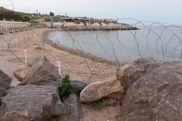 Одесские пляжи укрепляют колючей проволокой для препятствия прохода к морю фото 7