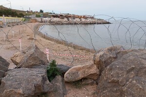 Одесские пляжи укрепляют колючей проволокой для препятствия прохода к морю фото 7
