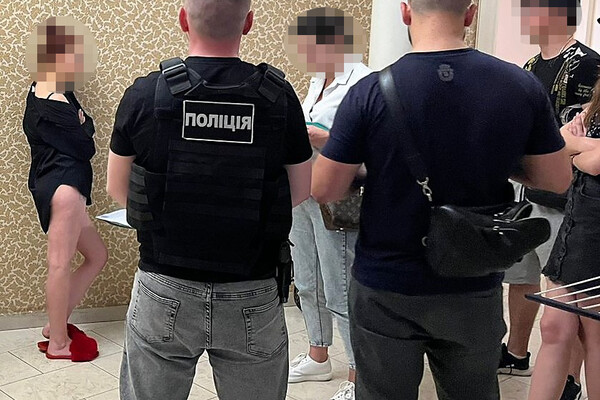В Одесі затримали сутенера та його повій фото 7