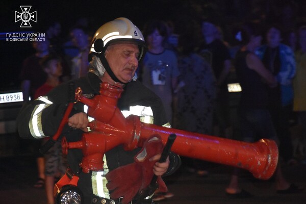 Страшна пожежа: на Героїв оборони Одеси палала квартира фото 2