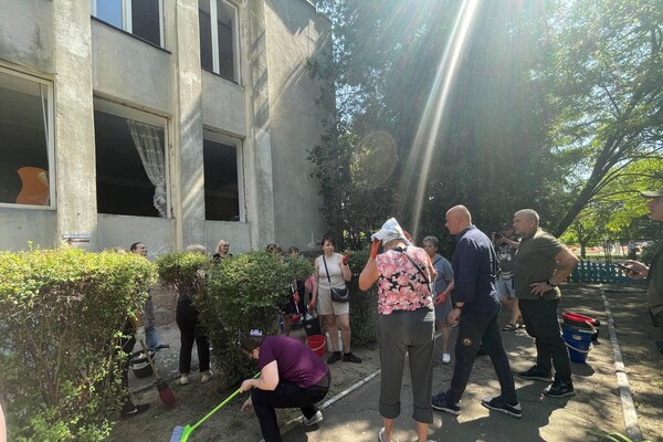 От ночной атаки дронов в Одессе пострадали несколько школ и детских садов фото 8