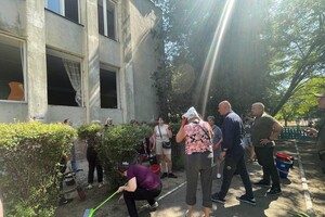 От ночной атаки дронов в Одессе пострадали несколько школ и детских садов фото 8