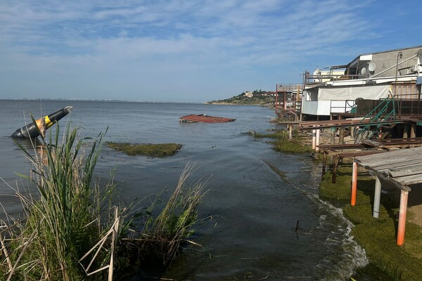 На нескольких пляжах Одессы и Одесской области снизилась соленость воды в Черном море фото