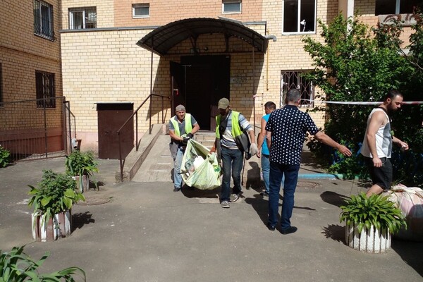Коммунальщики ликвидируют последствия теракта в Одессе фото 4