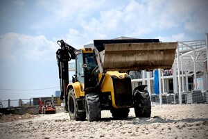 Жабы и бревна: на пляжах Одессы начали убирать мусор фото 17