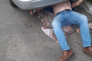 В Одесі змія заповзла під авто: довелося дзвонити директору зоопарку фото 2