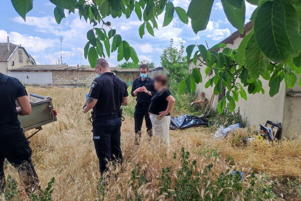 Брехав, що дружина перебуває за кордоном: на Одещині чоловік убив і закопав у сараї свою жінку фото 2
