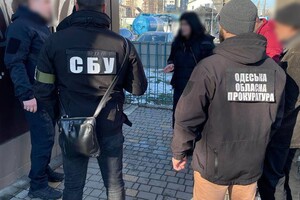 Госинспектор Одесской таможни брал взятки во время оформления гуманитарки фото