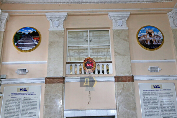 На одесском железнодорожном вокзале избавились от коммунистических символов  фото 7