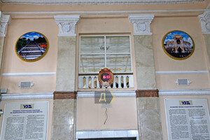 На одесском железнодорожном вокзале избавились от коммунистических символов  фото 7