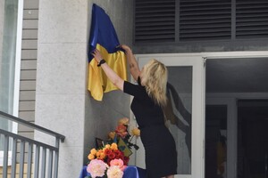 В Одесі відкрили ще одну меморіальну дошку на честь загиблого захисника Маріуполя фото