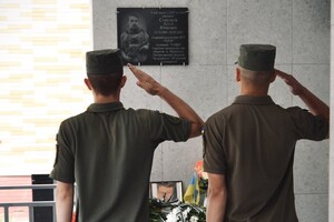 В Одессе открыли еще одну мемориальную доску в честь погибшего защитника Мариуполя фото 3