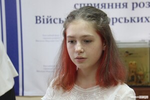 15-річна волонтер &quot;Мишка&quot; з Одеси отримала нагороду від Головнокомандувача ЗСУ фото