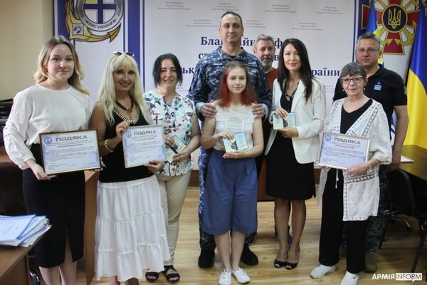 15-річна волонтер &quot;Мишка&quot; з Одеси отримала нагороду від Головнокомандувача ЗСУ фото 1