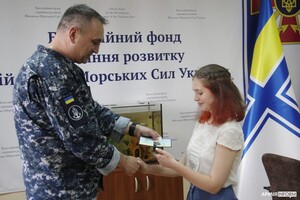 15-річна волонтер &quot;Мишка&quot; з Одеси отримала нагороду від Головнокомандувача ЗСУ фото 2