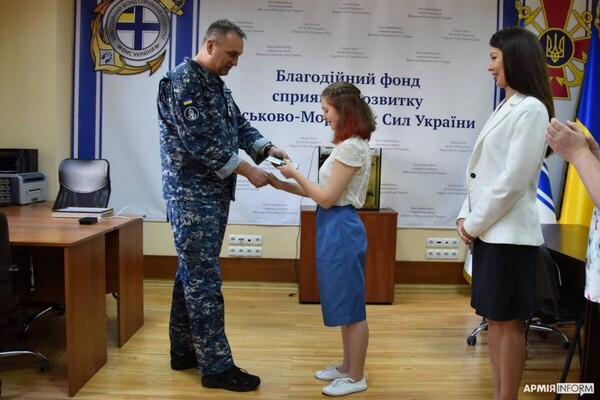 15-річна волонтер &quot;Мишка&quot; з Одеси отримала нагороду від Головнокомандувача ЗСУ фото 3