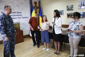 15-річна волонтер &quot;Мишка&quot; з Одеси отримала нагороду від Головнокомандувача ЗСУ фото 5