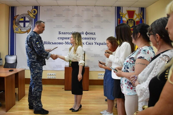 15-річна волонтер &quot;Мишка&quot; з Одеси отримала нагороду від Головнокомандувача ЗСУ фото 6