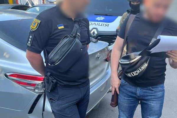 В Одессе задержали инспектора полиции, который за взятки делал документы на оружие фото