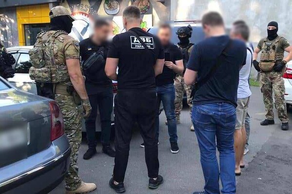 В Одессе задержали инспектора полиции, который за взятки делал документы на оружие фото 1