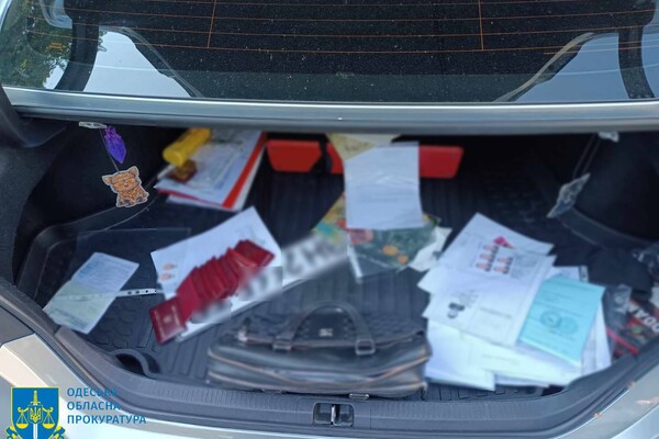 В Одессе задержали инспектора полиции, который за взятки делал документы на оружие фото 3