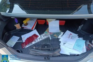 В Одессе задержали инспектора полиции, который за взятки делал документы на оружие фото 3