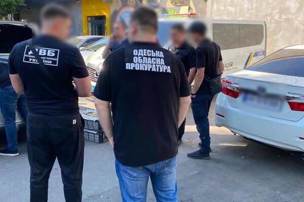 В Одессе задержали инспектора полиции, который за взятки делал документы на оружие фото 4