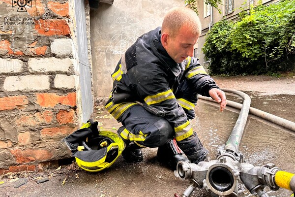 На Градоначальницькій в Одесі горіла квартира фото 8