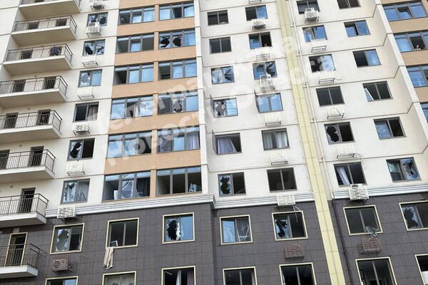 Огромные воронки и сотни разбитых окон: в ГСЧС показали последствия атаки по Одесской области фото 7