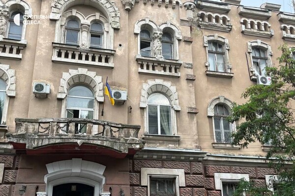 Попадание в админздание в Одессе: под завалами ищут человека, переулок Нахимова перекрыт фото 7