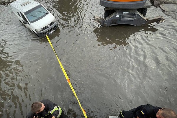 В Одессе из-за непогоды затопило Пересыпский район: пришлось спасать людей фото 2