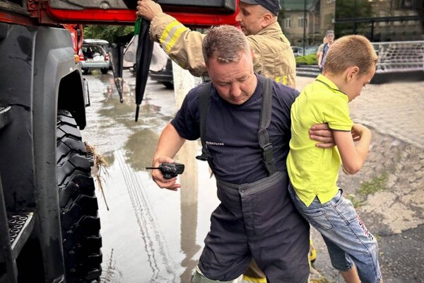 В Одессе из-за непогоды затопило Пересыпский район: пришлось спасать людей фото 4
